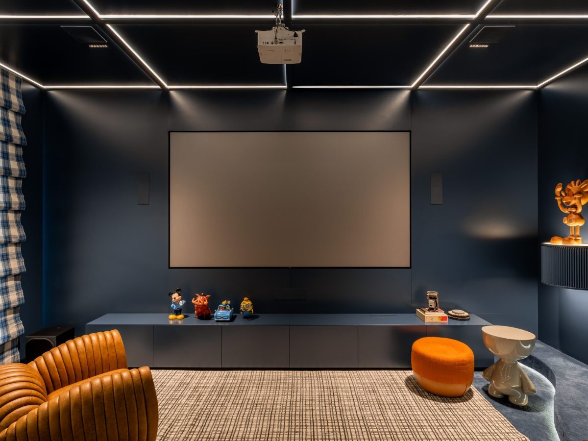 Cinema em Casa: Sala de TV Escura com Projetor e Poltronas Reclináveis - ideia