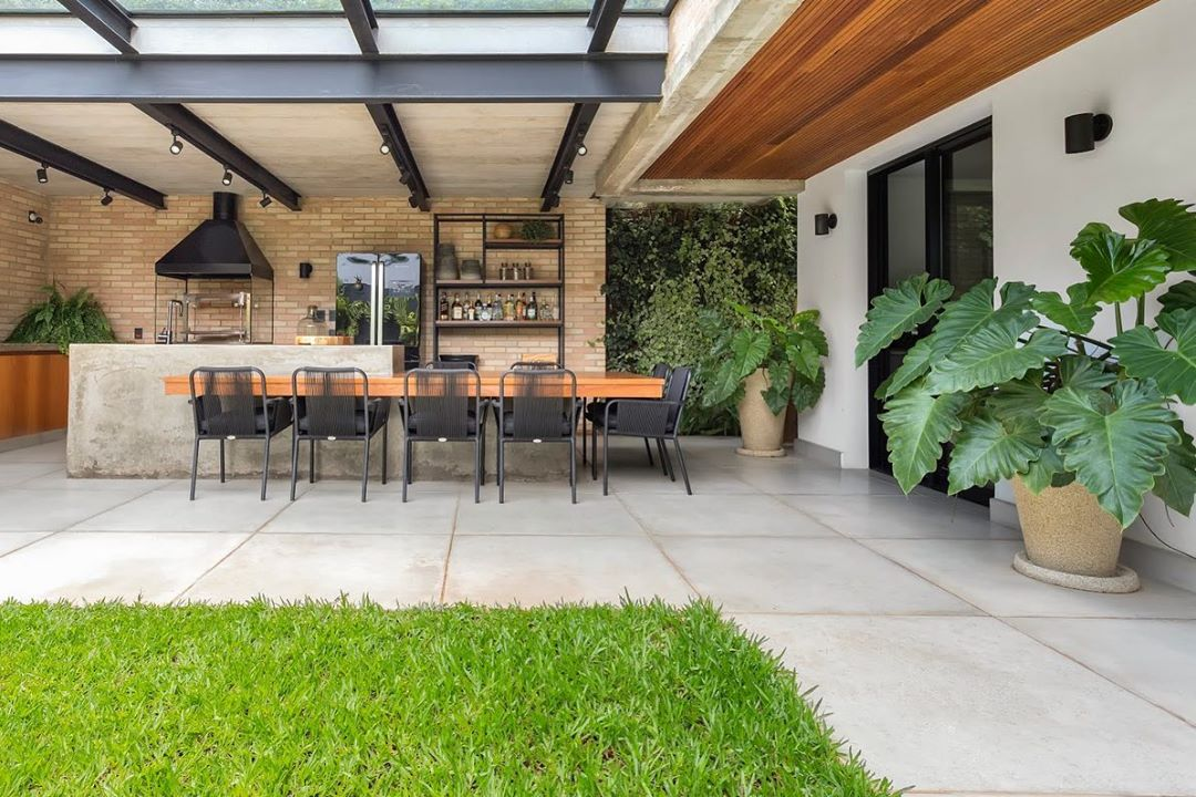 Estilo Industrial: Cimento Queimado e Metal na Varanda Gourmet - ideia