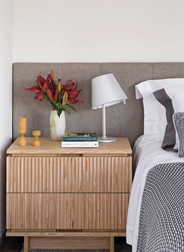 Mesa de Cabeceira Industrial com Cimento Queimado: Moderna e Minimalista - inspiração