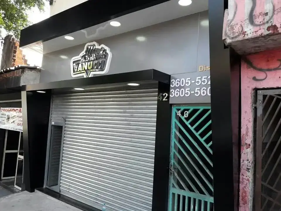 ACM com Iluminação Linear: Destaque e Sofisticação Noturna - ideia