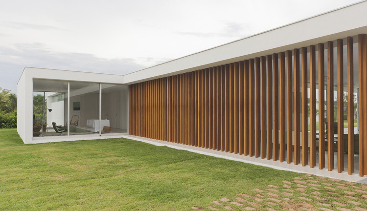 Fachada com Madeira e Brise-Soleil - detalhe