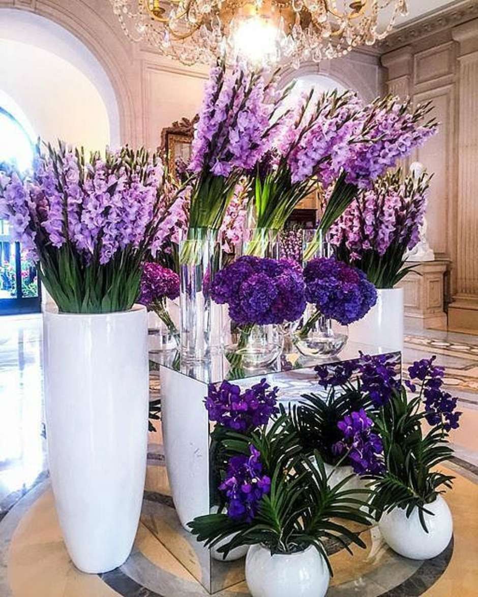 Composição Romântica: Flores Roxas e Mobiliário de Madeira! - ideia