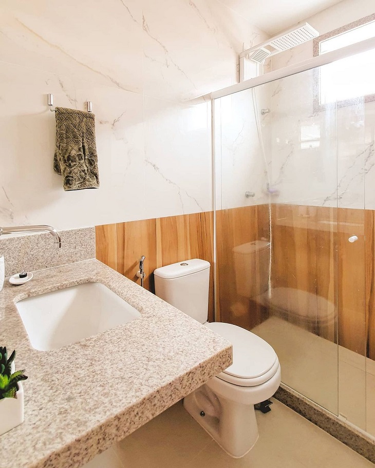 Banheiro Elegante com Granito Branco Siena e Detalhes em Madeira - detalhe