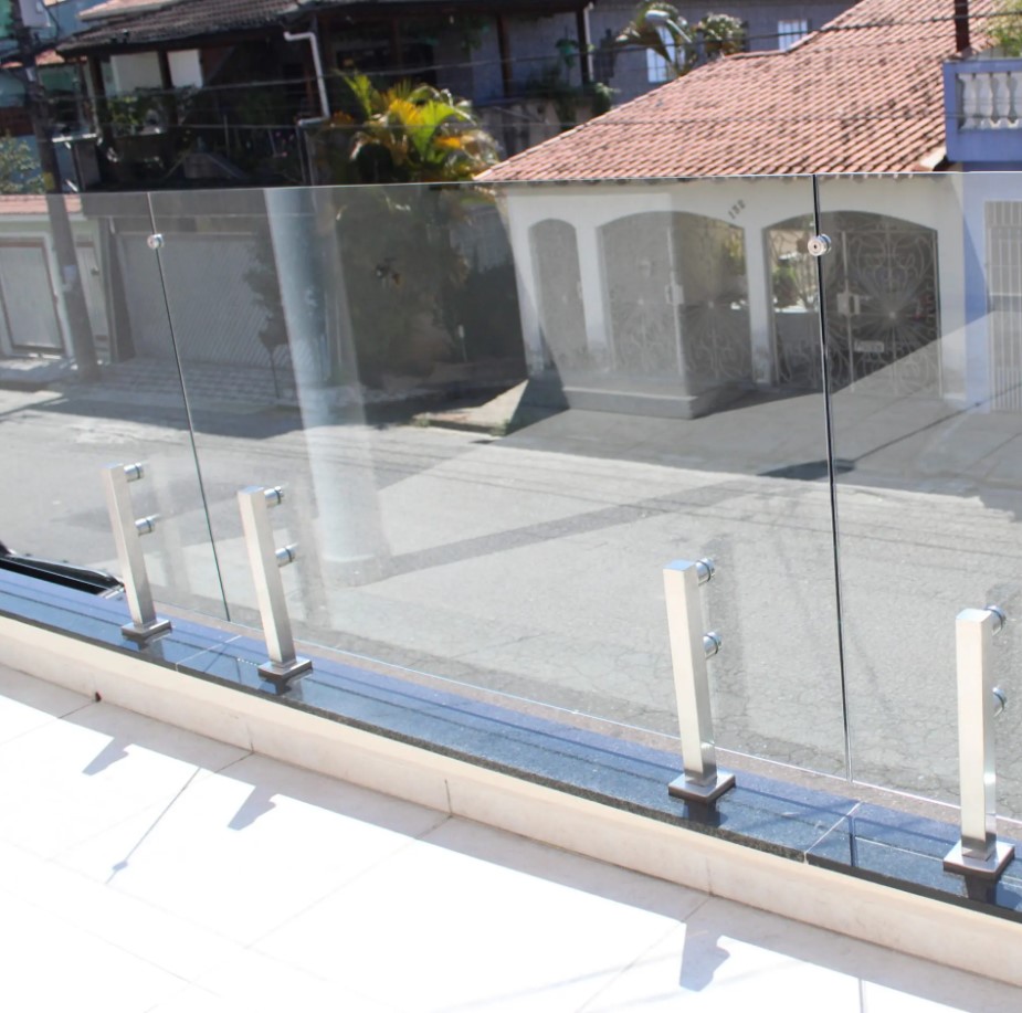 Guarda Corpo de Vidro com Colunas de Aço Inox para Varandas Modernas - detalhe