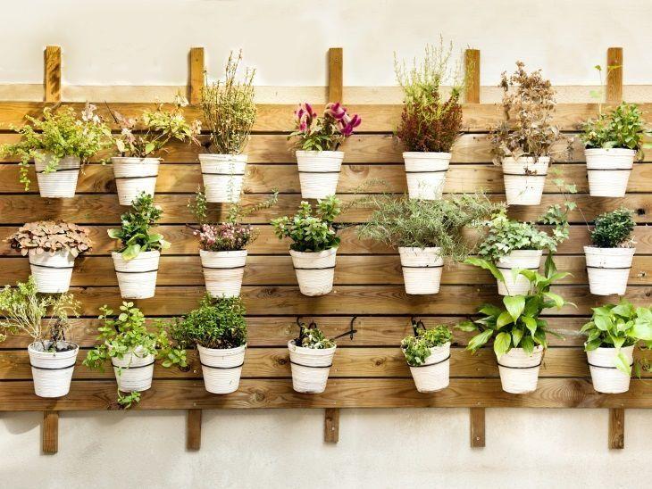 Jardim Vertical com Pallets: Rusticidade e Aproveitamento de Espaço - inspiração