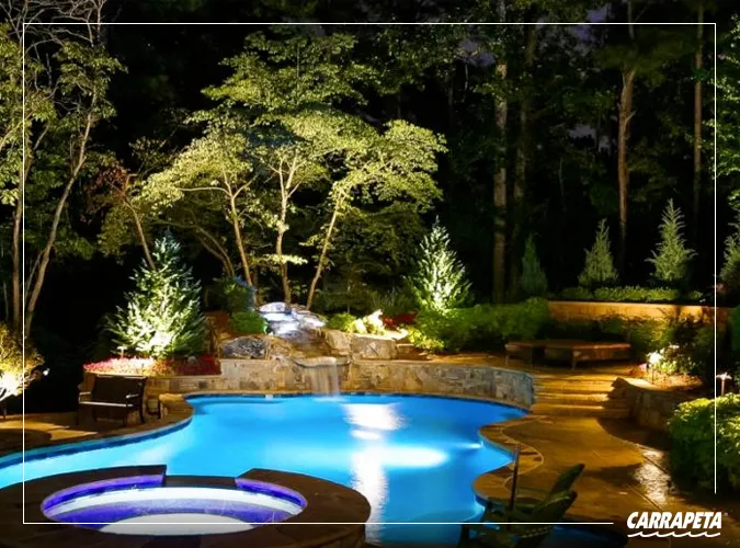 Com Refletores Estratégicos: Árvores Imponentes Ganham Vida Noturna - detalhe