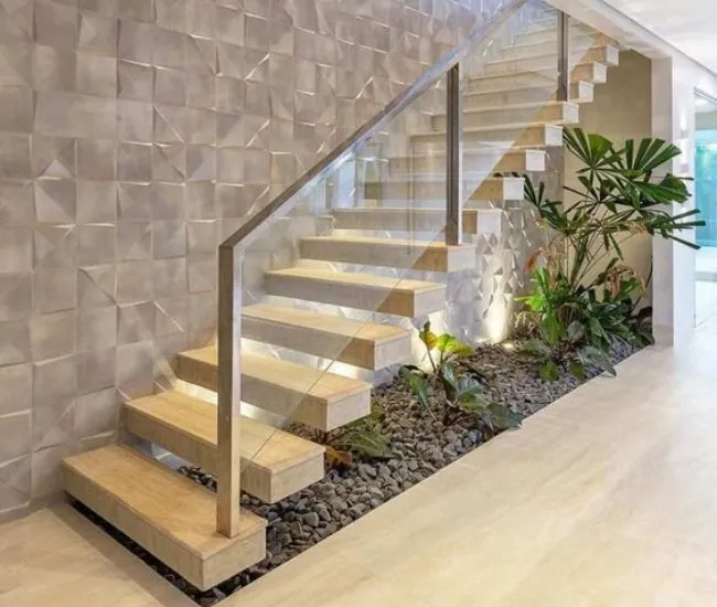 Aproveitando o Espaço: Jardim de Inverno Sob a Escada - inspiração