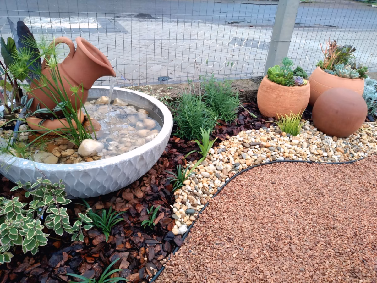 Mini Canteiros Elevados em Vasos de Madeira: Elegância e Praticidade - inspiração