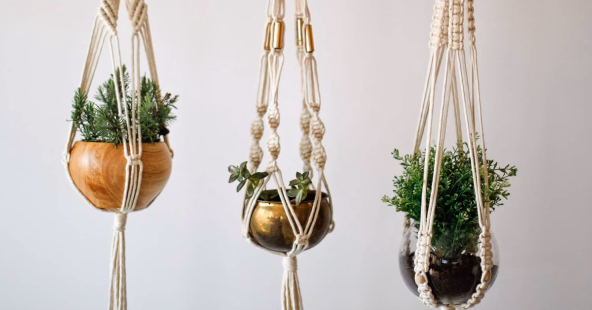 Mini-Horta Suspensa em Macramê: Charme Boho para Temperos Frescos - inspiração