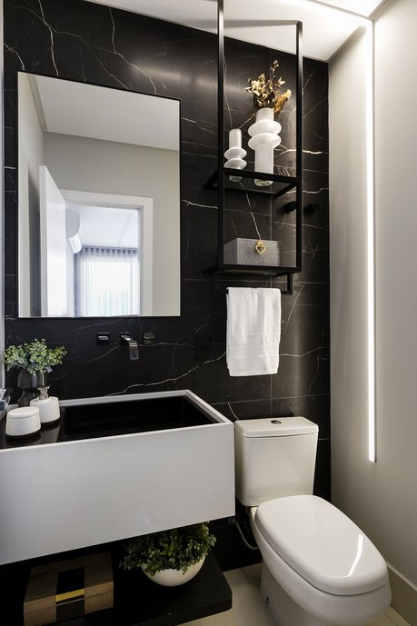 Preto e Branco Clássico: Um Lavabo Moderno e Atemporal - detalhe