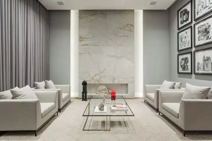 Sala de Estar Refinada: Mármore Branco e Texturas Naturais para Aconchego - inspiração