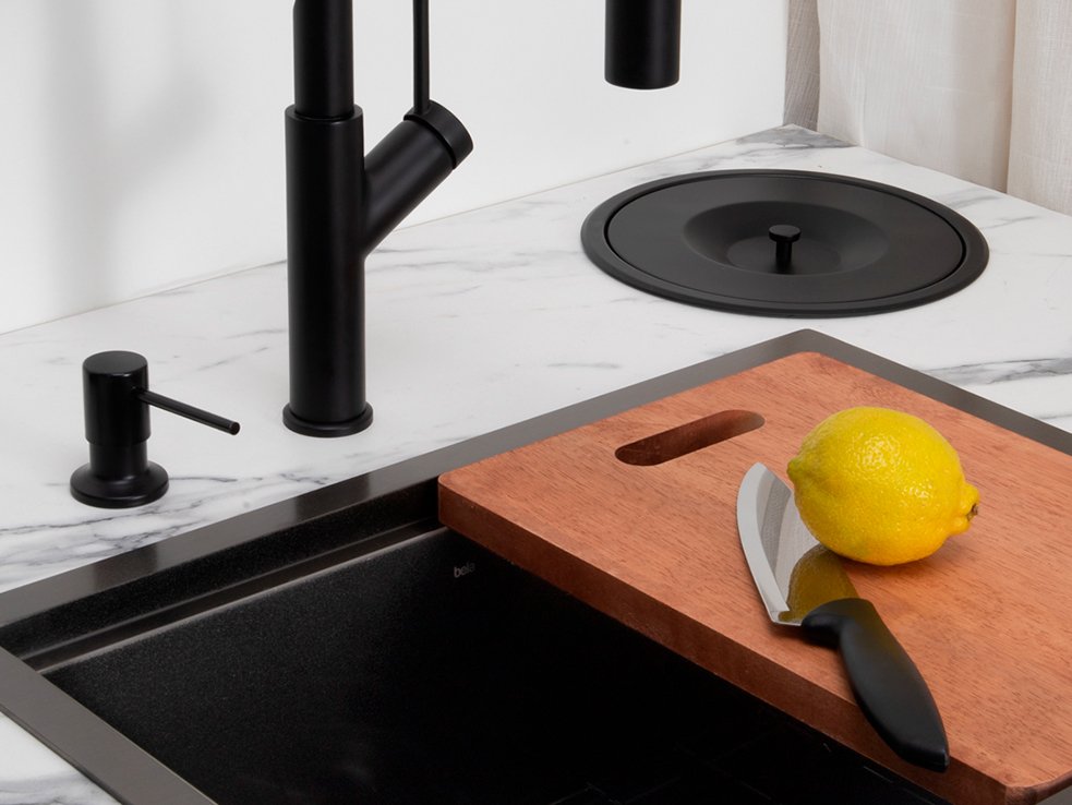 Lixeira Embutida na Bancada: Elegância Minimalista - inspiração