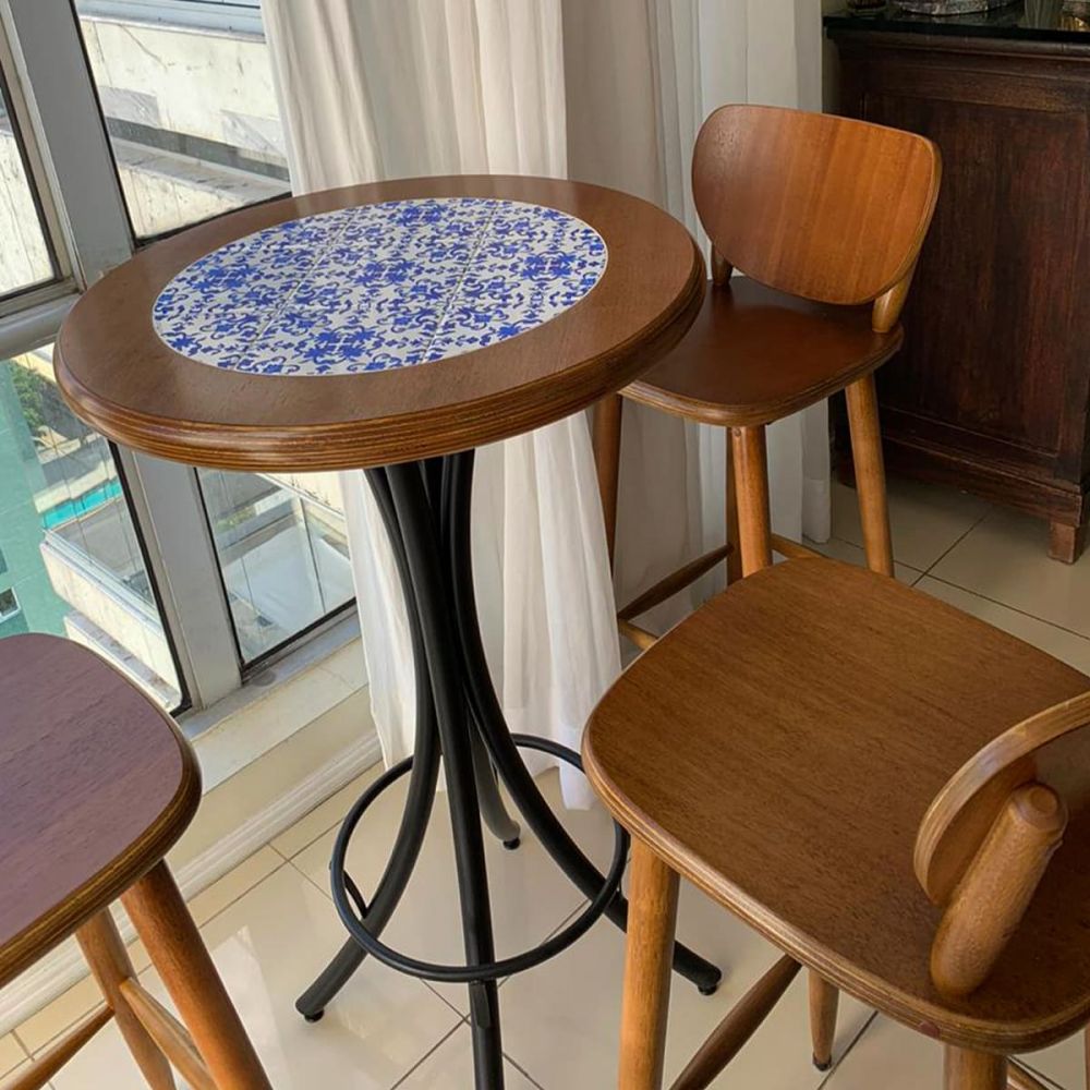 Mesa Bistrô Charmosa com Tampo de Madeira Rústica: Um Toque Aconchegante! - ideia