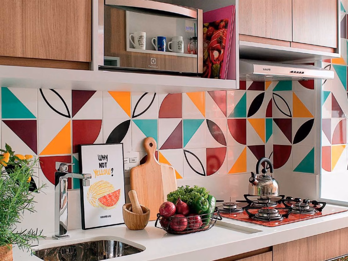 Com Azulejos Coloridos e Nichos Funcionais - ideia