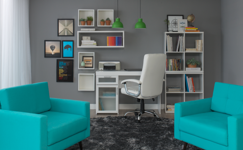 Home Office Criativo com Escrivaninha Dobrável e Painel de Fotos - ideia