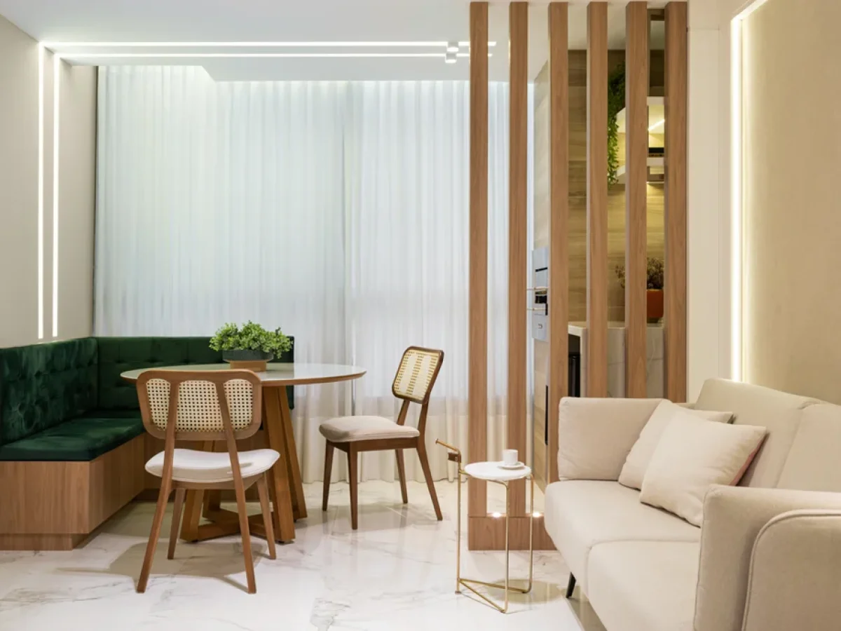 Sala de TV Impecável com Painel Ripado e Nichos Iluminados - detalhe