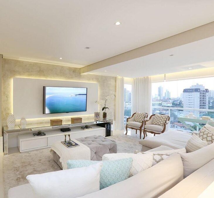 Painel de TV Espelhado: Elegância e Amplitude para Ambientes Pequenos - ideia