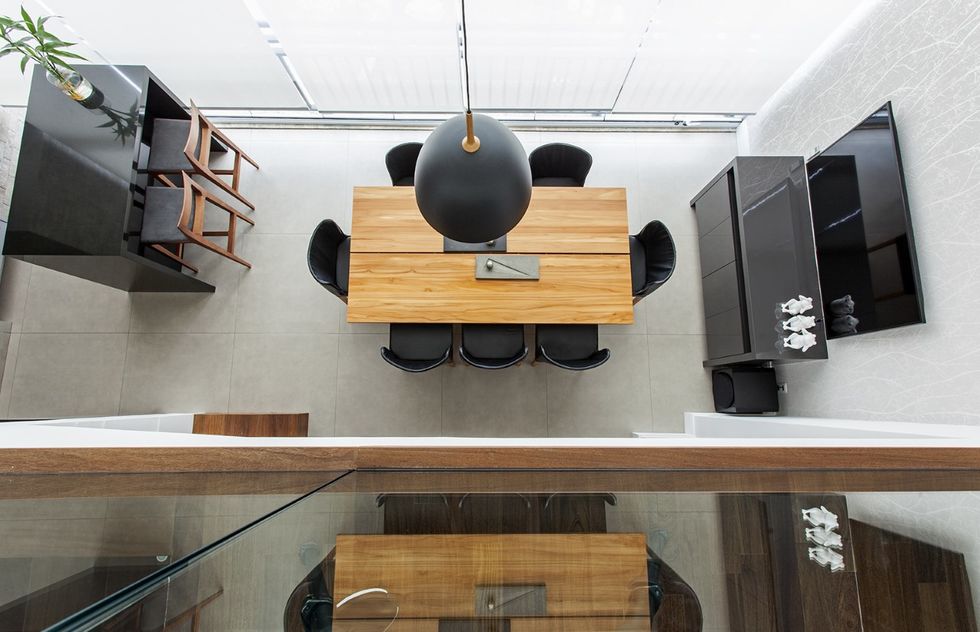 Iluminação Suspensa Escultural: Foco no Seu Pé Direito! - inspiração