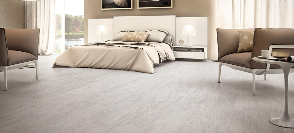 Minimalismo Moderno: Piso Laminado Cinza Claro em Ambientes Integrados - inspiração