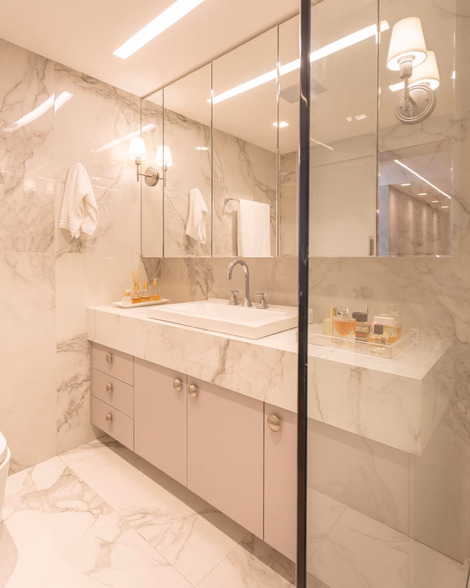 Piso de Banheiro com Mármore Carrara: Luxo Atemporal! - inspiração