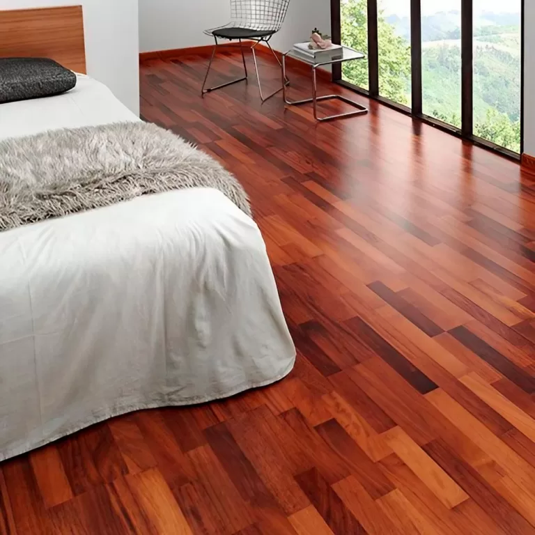 Contraste Marcante: Piso Escuro Amadeirado com Rodapés Brancos - detalhe