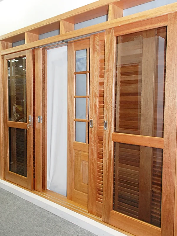 Porta de Correr em Madeira e Vidro: Integração e Luminosidade - detalhe