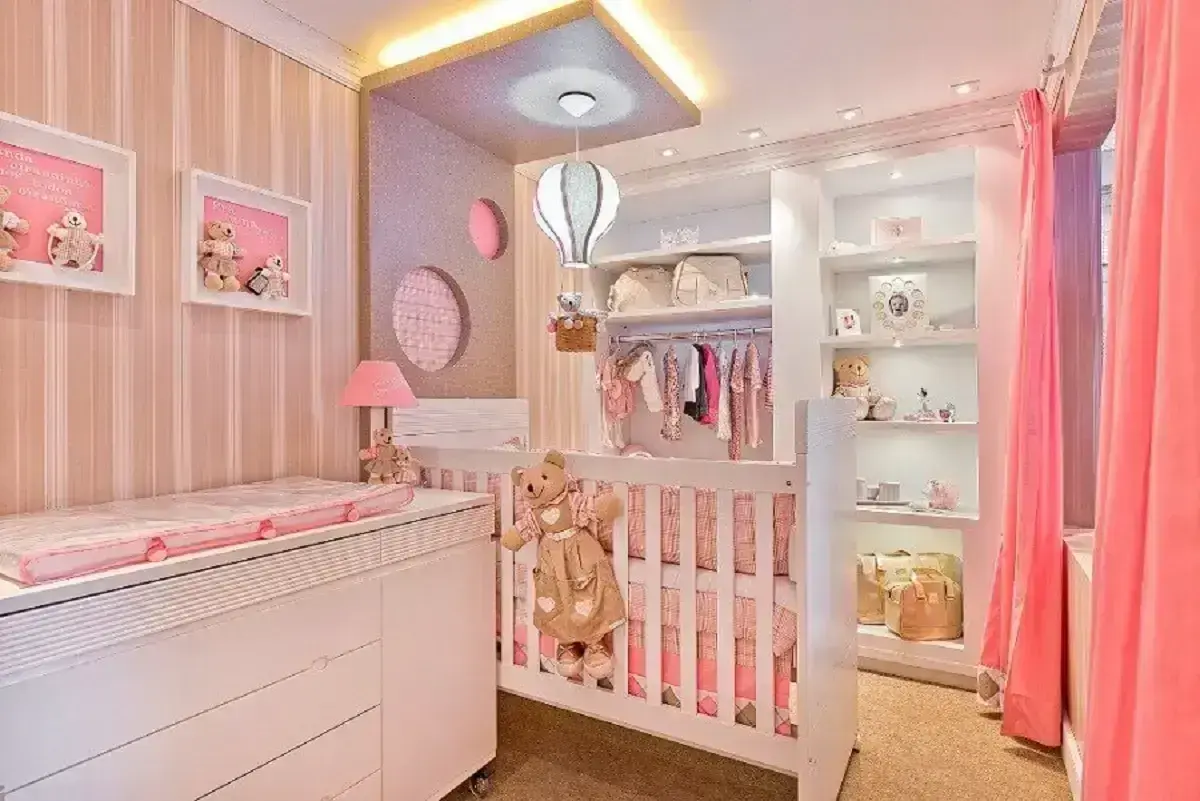 Organização Inteligente: Quarto de Bebê Simples com Nichos e Prateleiras Decorativas - detalhe