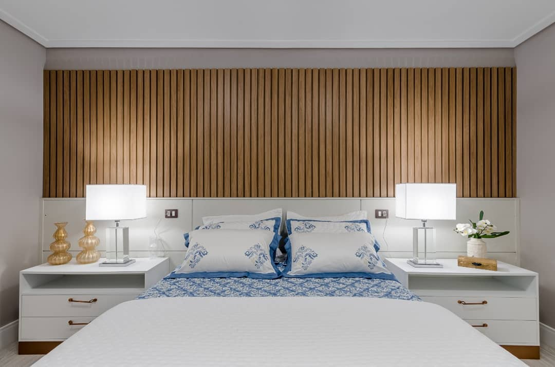 Quarto de Casal Moderno com Painel Ripado de Madeira - detalhe