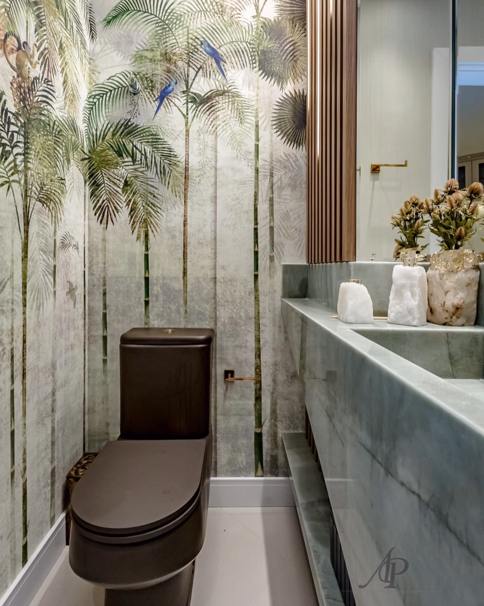 Banheiro Tropical: Cores Vibrantes e Estampas de Folhas - inspiração