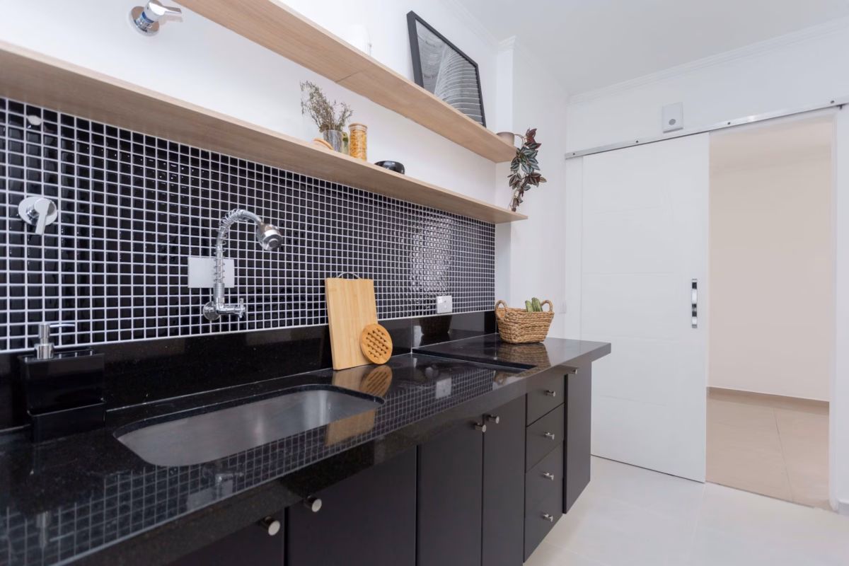 Modernidade Acessível: Cozinha com Revestimento Adesivo e Iluminação LED - inspiração