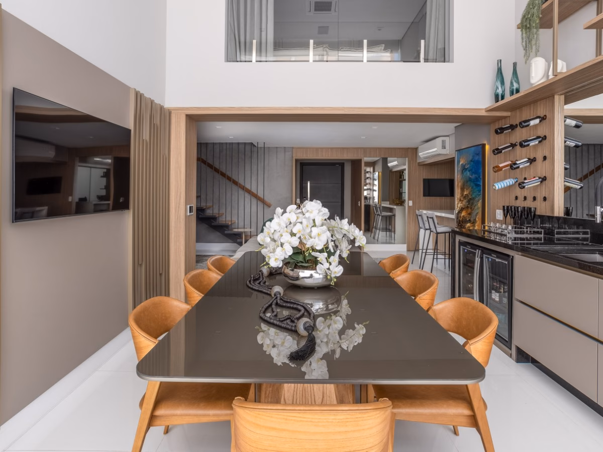 Minimalismo Chic: Paleta Neutra e Integração com Mezanino - ideia