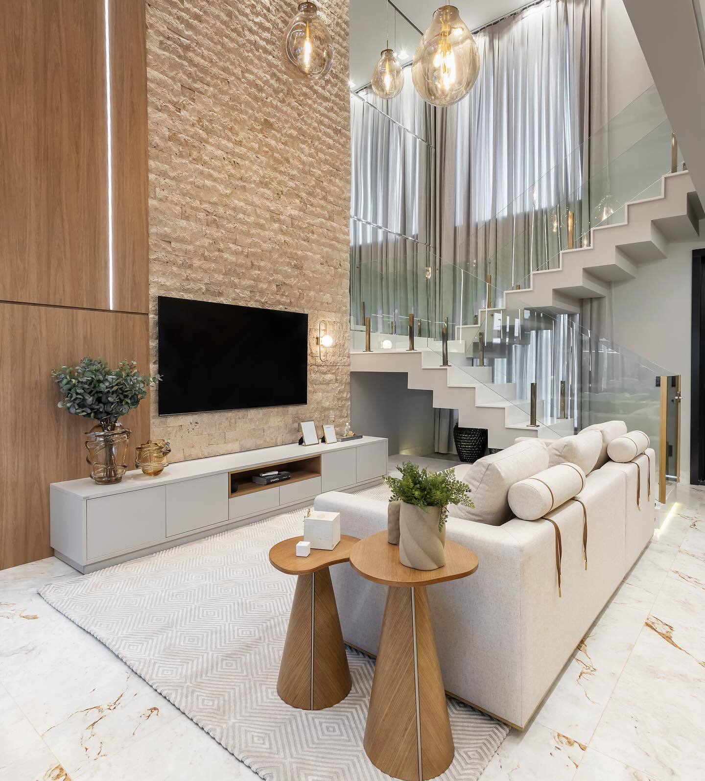 Biblioteca Suspensa: Estantes do Piso ao Teto e Escada Integrada - inspiração