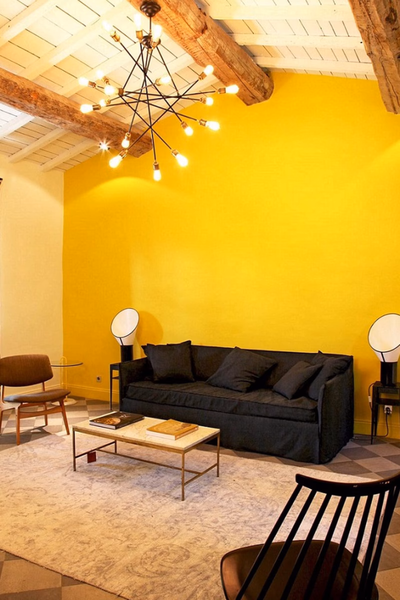 Amarelo Vibrante em Contraste com Cimento Queimado - detalhe