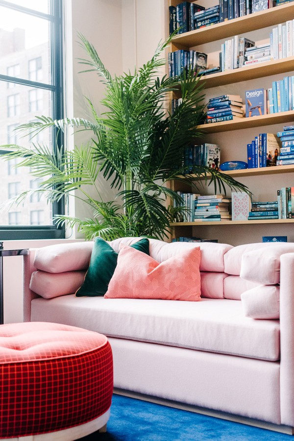 Sofá Rosa Millennial em Veludo: Elegância e Delicadeza em Cada Detalhe - inspiração