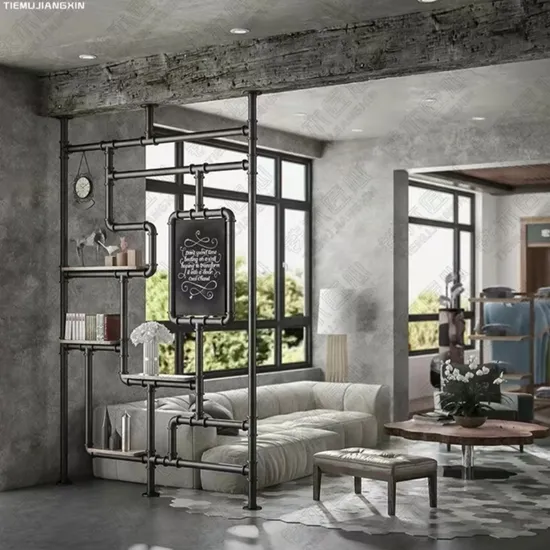 Com Estante de Ferro e Madeira e Decoração Vintage - detalhe