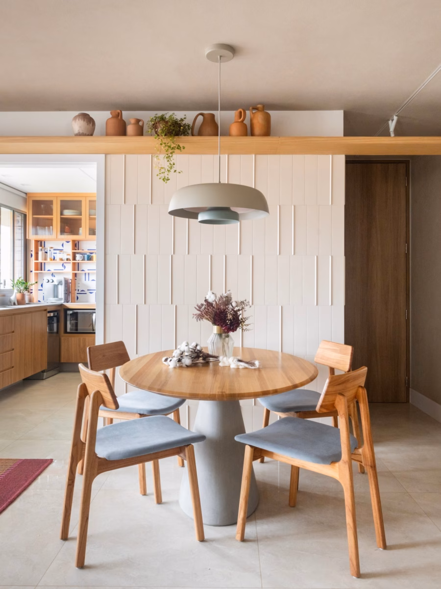 Destaque Vibrante: Uma Parede que Transforma a Sala de Jantar - inspiração