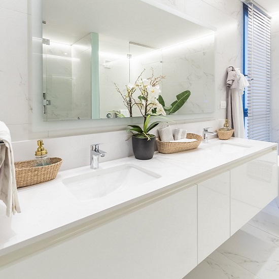 Banheiro dos Sonhos com Silestone Branco White Storm e Detalhes em Madeira - inspiração