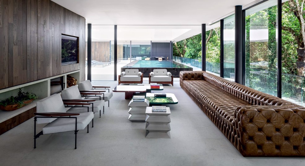 Sofá de Couro Preto em Ambientes Modernos: Elegância Minimalista - inspiração