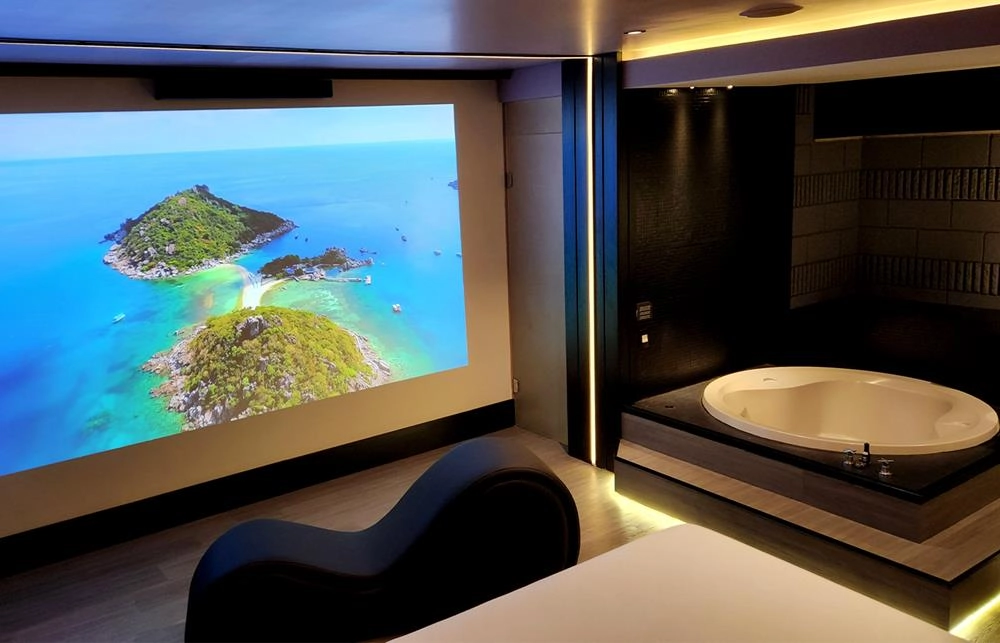 Suíte Cinematográfica com Telão e Sistema de Som Imersivo - ideia