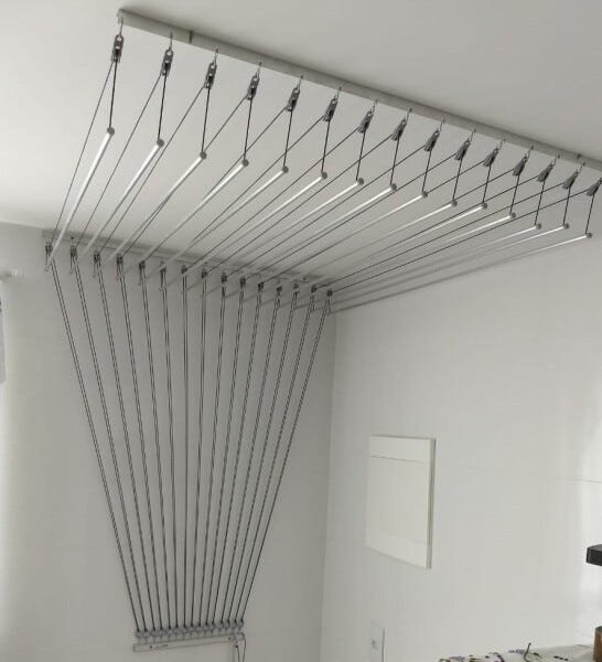 Varal de Teto Retrátil: Discreto e Moderno - detalhe