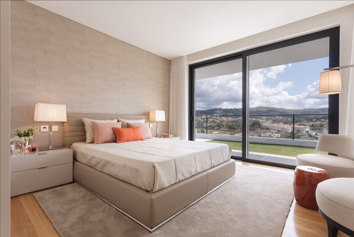 Cabeceiras de cama em quartos de tons ...