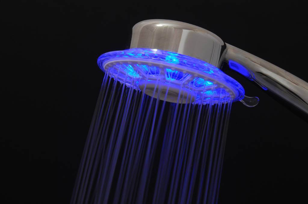 Chuveiro com Iluminação Cromoterápica: Um Spa Relaxante em Casa - detalhe