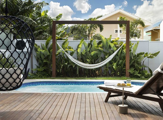 Com Deck de Madeira e Espreguiçadeiras: Relaxamento à beira da piscina - detalhe