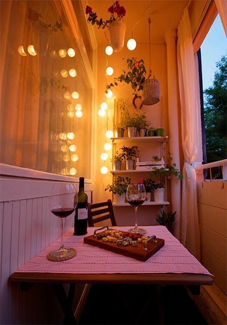 Varanda Romântica com Varal de Luzes e Flores - ideia
