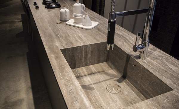 Bancada de Concreto com Incrustações de Cacos de Cerâmica: Exclusividade Pura! - detalhe