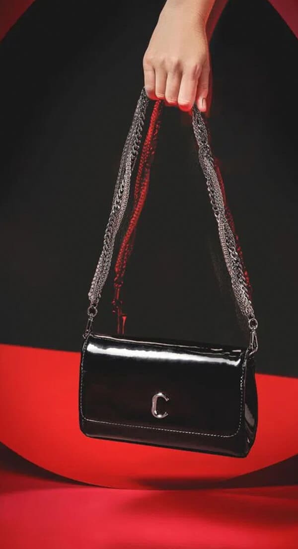 Bolsa de Couro Envernizada: Brilho e Sofisticação - detalhe