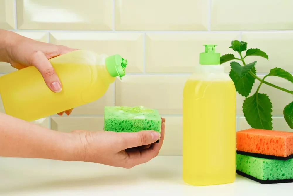 Gordura de Cozinha? Detergente Concentrado e Água Quente na Medida Certa - detalhe