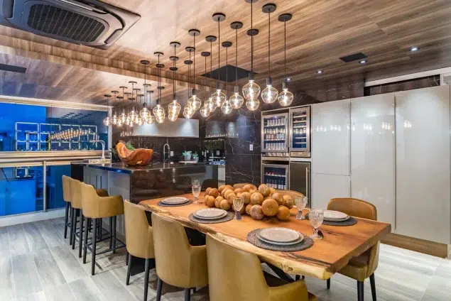 Com Iluminação Dramática: Foco nos Detalhes e Ambientes Românticos - inspiração