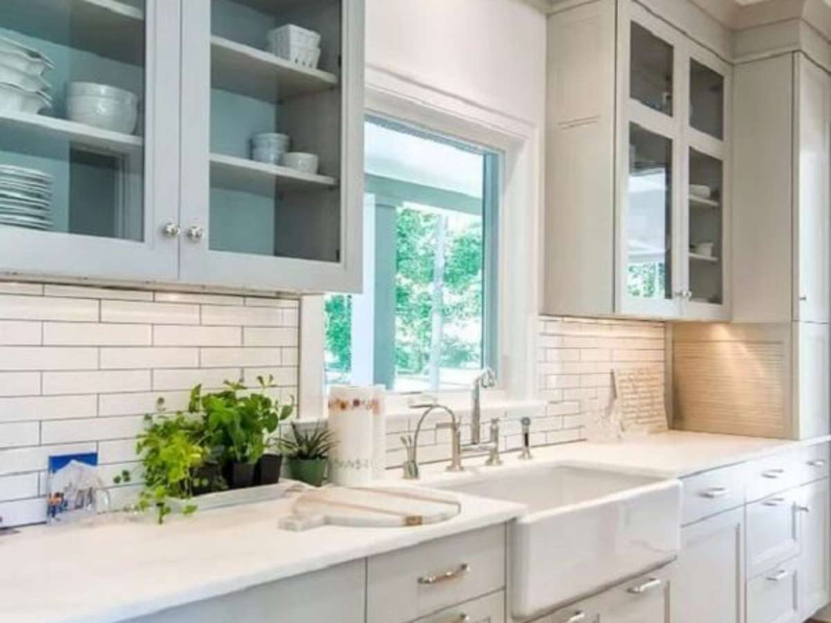 Totalmente Branca com Iluminação Estratégica - ideia