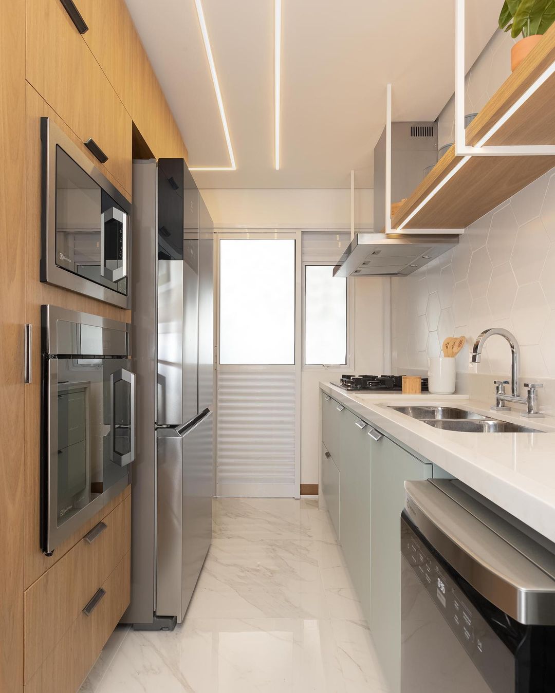 Torre Quente com Cantoneira embutida e detalhes geométricos - ideia